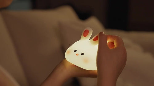 Luz nocturna Konilu con forma de conejito en la mano, mostrando su tamaño compacto